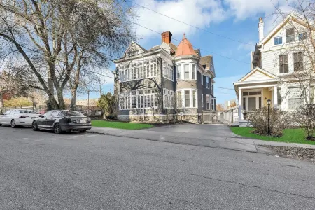 Warm and Spacious 2 Bedroom near Eden Park Отели рядом с достопримечательностью «Цинциннати Зу & Ботаникал Гарден»