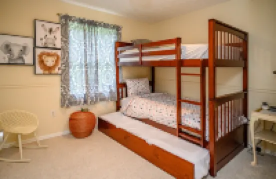 Private Hiking Trails and Scenic Deck Retreat - Spacious Tranquil Oasis