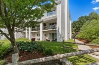 Ski-in/Ski-Out Access and Outdoor Amenities - Stunning Ski Retreat Hotels in Cambridge