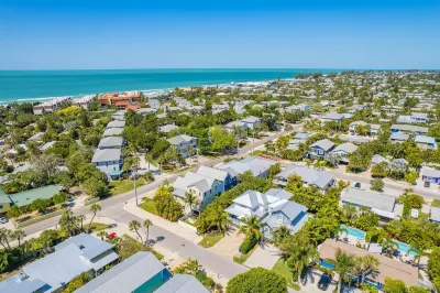 Heated Pool and Outdoor Lounge - Charming Island Retreat Alvin's Island - Holmes Beach, FL 34217. #753附近的飯店