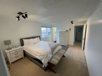 3 bedroom loft Hotels near Lincoln Park