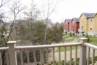 Stunning 4-Br Houses with on-Site Pool Hotels in Bloomington