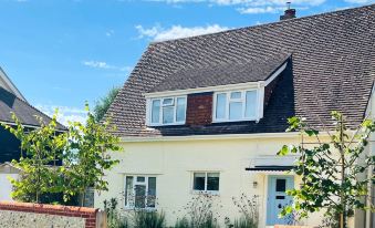 Newly Renovated Cottage 150m from Waterfront