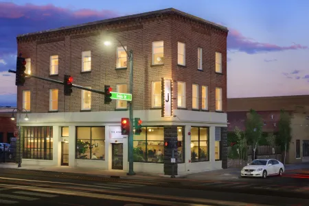 The Jesse Hotel & Bar Отели рядом с достопримечательностью «Парк Ранчо Сан Рафаел Офф-Лиш Дог»