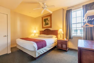 Ebb Tide Suites Hotels near Liberty Escape Rooms