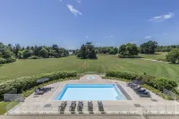 Chateau les Garennes Hotels in Combrit