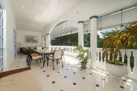 2 Bed Villa - Sleeps 4 - Pets - Pool - Garden Hotels in Belombre