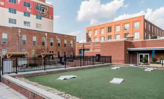100 Year-Old Historic Brick 2Br Loft & Large Patio & Hammocks & High Ceiling