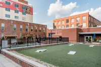100 Year-Old Historic Brick 2BR Loft & Large Patio & Hammocks & High Ceiling