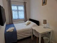 Captivating 2-Bed Apartment in Ilford فنادق في Woodford