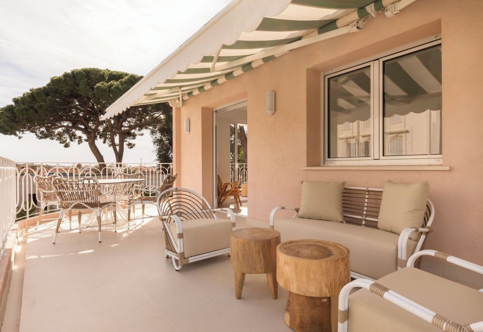3. Maison C..