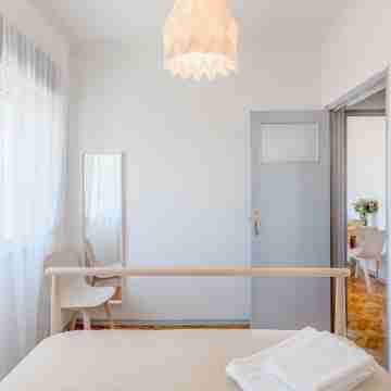 Renovated Sunny Apartment with Balcony, by TimeCooler Rooms