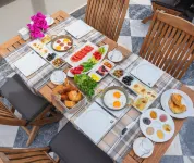 Siyah Lale Cunda 1841 - breakfast