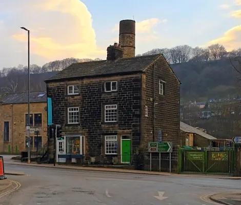 Hebden Bridge - House - Sleeps 8 - Pet Friendly
