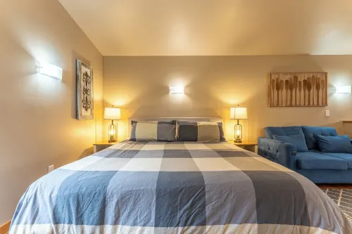 A Taste of Ely studio apartment, king bed
