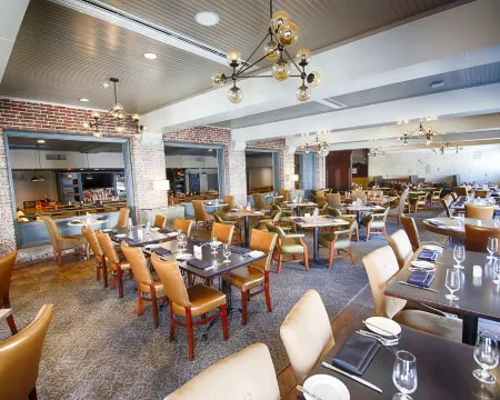 The Stella Hotel & Ballroom Отели рядом с достопримечательностью «Парк Симмонс Айленд»