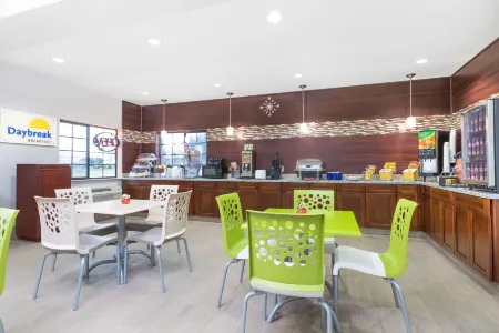 麥迪遜維爾温德姆戴斯套房酒店
