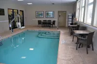 Comfort Inn University - Pools