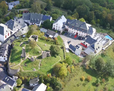 Burghaus & Villa Kronenburg Hotels in Dahlem