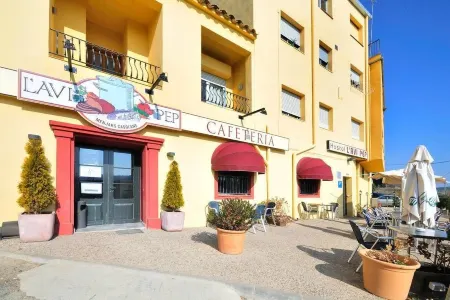 Hostal Avi Pep Отели в г. Сан-Мори