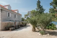 Vrnik Arts Club Hotels in Trpanj