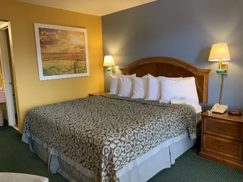 Days Inn by Wyndham Jonesboro AR - Parking