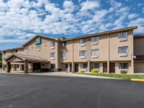Quality Inn & Suites Warren Hotels in Warren