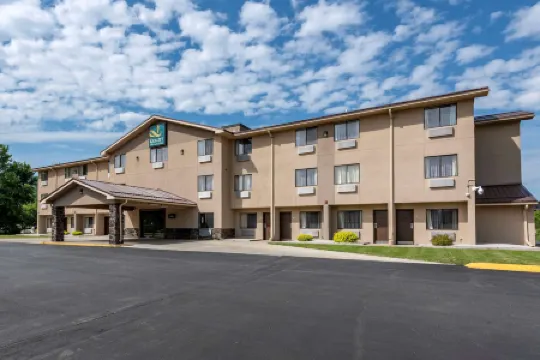 Quality Inn & Suites Warren