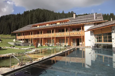 Dolomites Living Hotel Tirler Отели в г. Colfosco