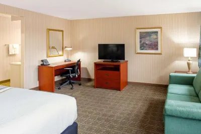 La Quinta Inn & Suites by Wyndham Stevens Point Hotels near Lee Ayers Jewelers