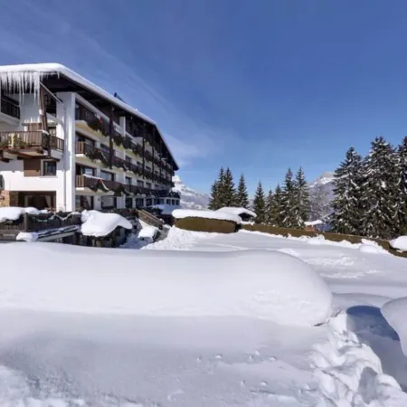 Aux Ducs de Savoie Отели в г. Комблу