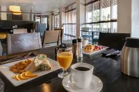 Holiday Inn DETROIT METRO AIRPORT by IHG - breakfast