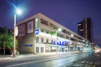Holiday Inn Express Middlesbrough - Centre Square Hotels near Teesside University, Centuria Building