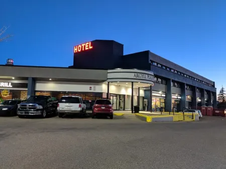 Argyll Plaza Hotel Отели рядом с достопримечательностью «Art Gallery of Alberta»