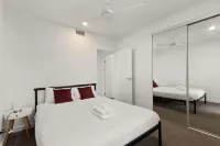South Brisbane 2卧室公寓，配有免費停車場，由KozyGuru提供
