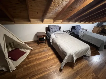 Peaceful cabin on 10 acres w/ pond - close to Prairie Creek Reservoir