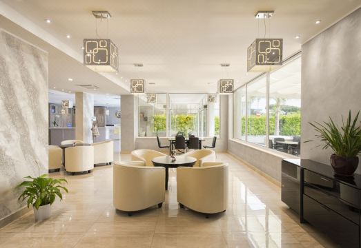 사이먼 호텔 로비 및 조식 공간