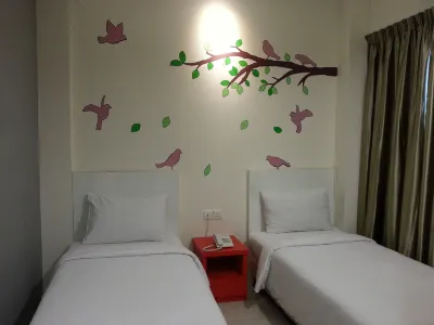 Hotel Strawberry Fields Hotel dekat Assunta College of Nursing