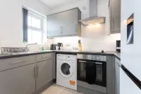Lovely One-bedroom Serviced Apartment in Eccles