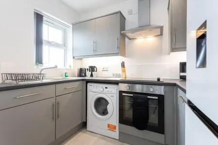 Lovely One-bedroom Serviced Apartment in Eccles Отели рядом с достопримечательностью «Парк Абботсфилд»