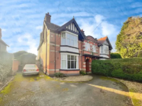 House-Sleeps10-HotTub-Garden-Parking-10MinToTown