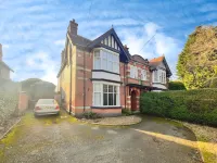 HotTub-Garden-Parking-Sleeps10-10MinToTown Hotels in 