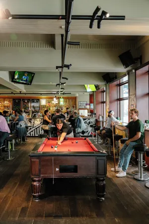 Bar Broadway Отели рядом с достопримечательностью «White Rabbit Gallery»