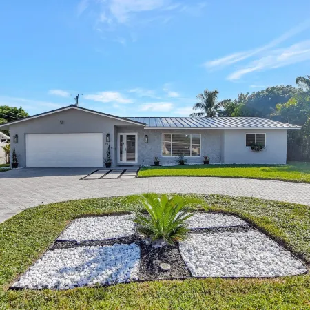 Boca Beauty - Stylish Home with Pool 3 Bedroom Home by RedAwning