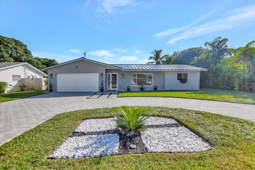 Boca Beauty - Stylish Home with Pool 3 Bedroom Home by RedAwning - Balkoner
