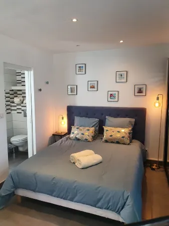 La Villa Blanche Отели рядом с достопримечательностью «Mas de Pierredon - Camping Sanary-sur-Mer - CAMPASUN»