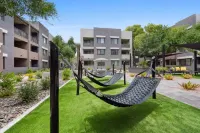 Luxurious Retreat - WiFi, Walkable, Pool, Newly Built Hotels in Glendale