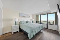 Beachfront Condo on the Boardwalk with Ocean Views โรงแรมใน