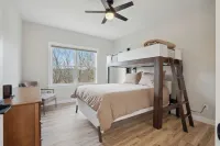 New 5-bedroom house at Apple Canyon Lake. 30 minutes from downtown Galena! 톰슨 타운쉽 호텔