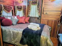 Unique Train Caboose Tiny House & event space. Antique shops & Norman close by